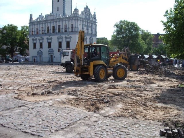 Z płyty rynku szybko znika stara nawierzchnia