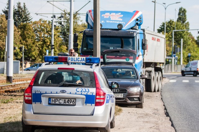 Do zderzenia osobowego audi i ciężarowego samochodu marki DAF doszło ok. godz. 12.Sprawcą wypadku jest kierowca ciężarówki. Nie ustąpił pierwszeństwa kierującemu audi. Kierowca osobówki został przewieziony do szpitala.Info z Polski - przegląd najciekawszych informacji ostatnich dni w kraju