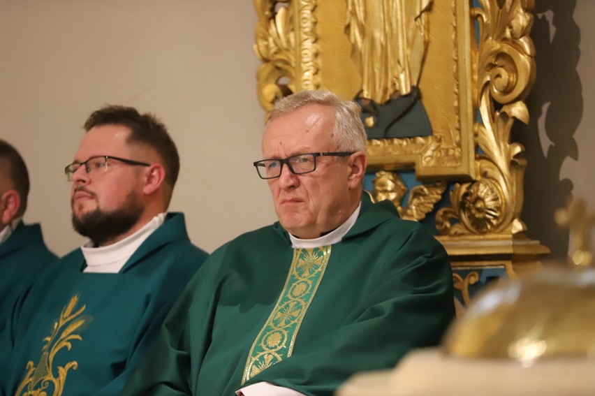 Biskup kielecki Jan Piotrowski przewodniczył uroczystościom z okazji 100-lecia konsekracji kościoła w Ćmińsku  