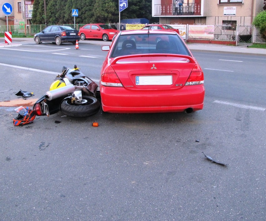 Kęty. Zderzenie motoru z samochodem. Motocyklista ze złamaną nogą trafił do szpitala  