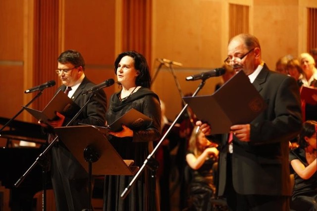 Wśród wykonawców dyrektorskie trio (od lewej): Aleksander Iszczuk, Joanna Raźniewska i Piotr Szafors z opolskich ogólniaków.