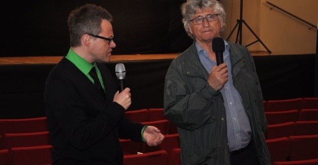 Reżyser Feliks Falk na spotkaniu z sandomierską publicznością; obok prowadzący spotkanie dziennikarz, krytyk filmowy i teatralny Łukasz Maciejewski.