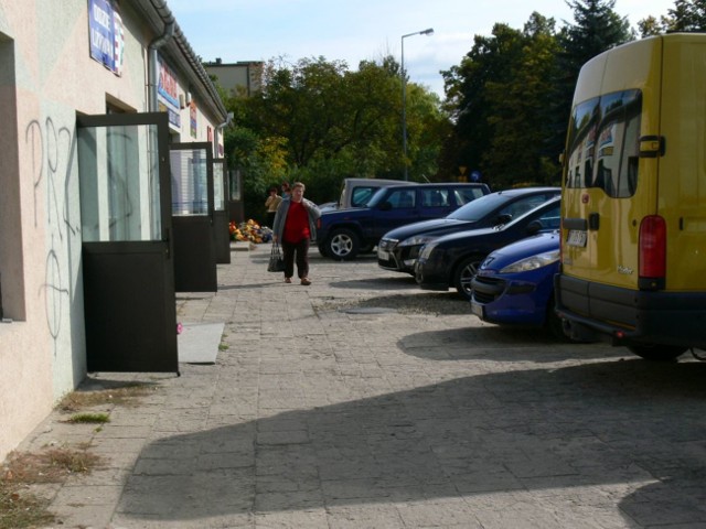 Stan trotuaru przy sklepach na ulicy Kochanowskiego jest fatalny.