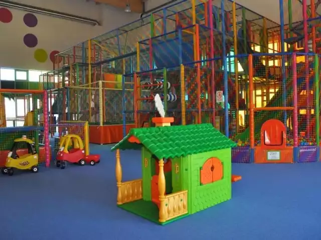 Na parterze centrum rozrywkowego znajduje się sala zabaw dla dzieci, w której umieszczono konstrukcję małpi gaj.