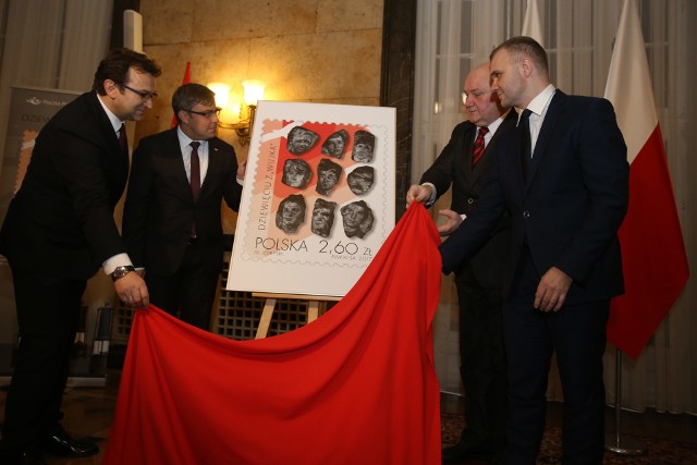 W Śląskim Urzędzie Wojewódzkim zaprezentowano wczoraj nowy znaczek pocztowy poświęcony dziewięciu górnikom z Wujka