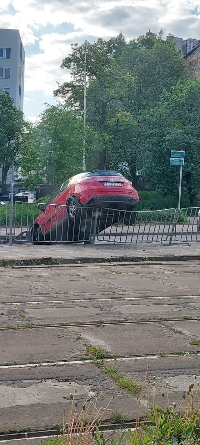 Kolizja na ulicy Firlika w Szczecinie. Auto zawisło na barierkach 