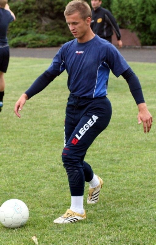 Łukasz Ćwiczak będzie w nadchodzącym sezonie bronił bramki beniaminka trzeciej ligi piłkarskiej Siarki Tarnobrzeg.