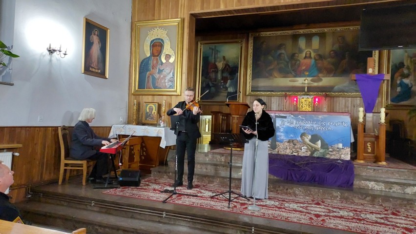 Pieśni pasyjne zabrzmiały w kościele Podwyższenia Krzyża Świętego na ostrowieckim Gutwinie. Wystąpiło Trio Cantabile