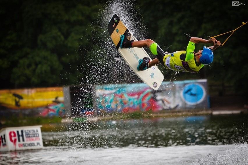 Wodne szaleństwo na jeziorze Głębokim w Szczecinie. Rywalizowali najlepsi w Polsce wakeboardziści