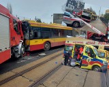 Wypadek na ul. Przybyszewskiego w Łodzi. Wóz gasniczy straży pożarnej zderzył się z autobusem MPK. Zobacz ZDJĘCIA, FILM