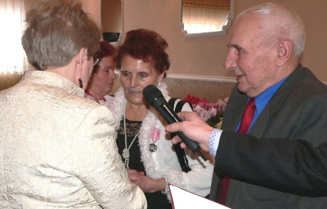 Medale "Za Długoletnie Pożycie Małżeńskie" z rąk wojewody Bożentyny Pałki-Koruby ptrzymali jako pierwsi Helena i Stanisław Badochowie z Ostrowa.
