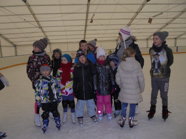 Dzieci z Tryszczyna też przyjechały pojeździć na lodowisku w Koronowie