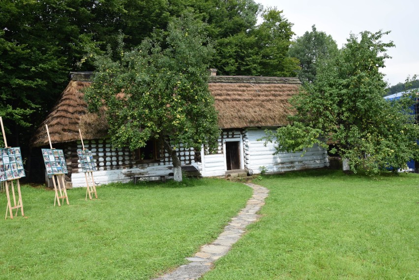 Szymbark. XV Panorama Kultur. W skansenie głośno gra muzyka, jest mnóstwo ludzi, są stoiska z rękodziełem, gospodynie częstują pysznościami