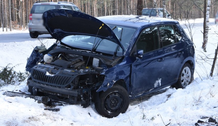 Wypadek na DK 62 w Pustych Łąkach. 72-letni mieszkaniec Łochowa wjechał w drugi pojazd, a potem w drzewo