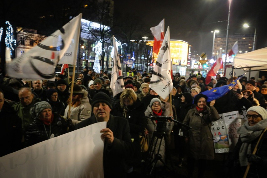 Manifestacja KOD przed sądem rejonowym przy pl. Żołnierza [ZDJĘCIA, WIDEO]