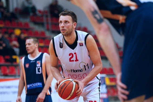 Bardzo przekonująco w Żarach wygrał IgnerHome Basket Nysa. Michał Ignerski zdobył dla niego aż 39 punktów.