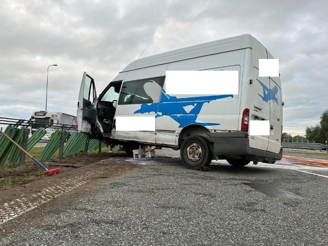 Bus staranował barierki na autostradzie A1