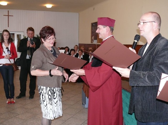 Dyplomy z rąk rektora Waldemara Basaka odebrali studenci, którzy wyższe wykształcenie zdobyli w Starachowicach.
