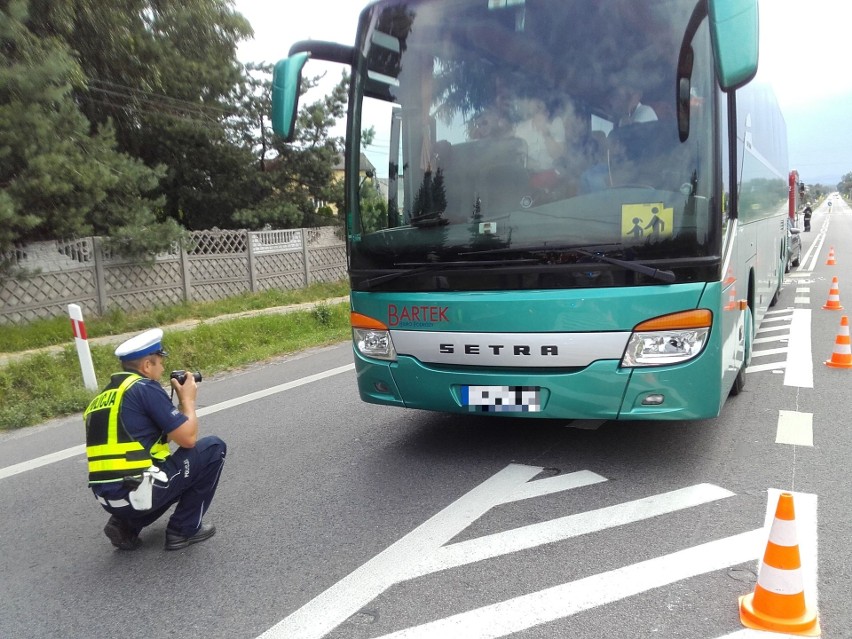W Radlinie koło Kielc zderzył się autobus wiozący dzieci i dwa samochody osobowe. Są utrudnienia w ruchu