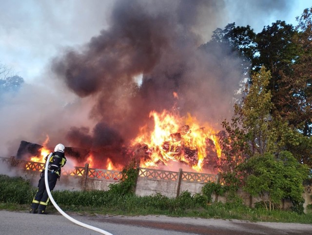Do gaszenia pożaru słomy w Cichoradzu zaangażowano wszystkie jednostki OSP w gminie Zławieś Wielka