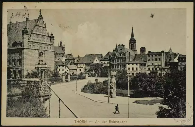 W styczniu 1904 roku, na placu między Bramą Bydgoską, z wysokości której zostało zrobione zdjęcie, oraz gmachem sądu, robotnicy zaczęli robić wykop pod fundamenty banku.
