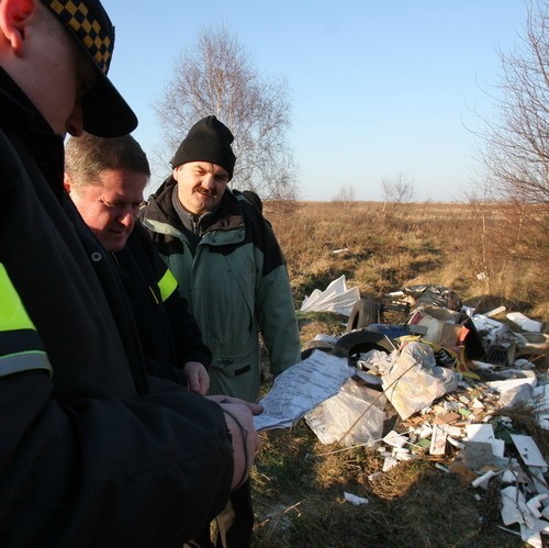 Słupscy strażnicy gminni na nielegalnym wysypisku śmieci w lesie koło Bydlina.