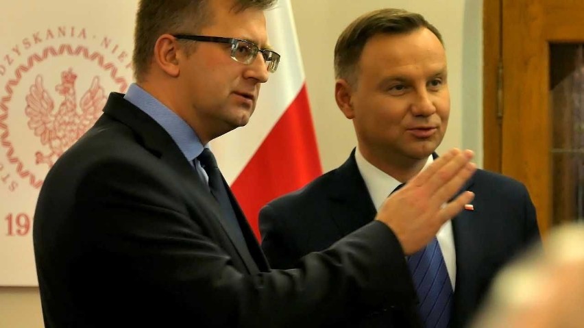 Prezydent Andrzej Duda po otwarciu wystawy w Ciechocinku wybrał się na spacer pod tężnie [zdjęcia]