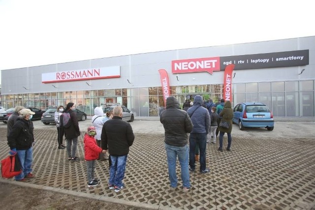 Sklep Neonetu już gościł pierwszych klientów, a sąsiedni Rossmann od kilkunastu dni przygotowuje się na piątkową inaugurację Zobacz kolejne zdjęcia/plansze. Przesuwaj zdjęcia w prawo - naciśnij strzałkę lub przycisk NASTĘPNE