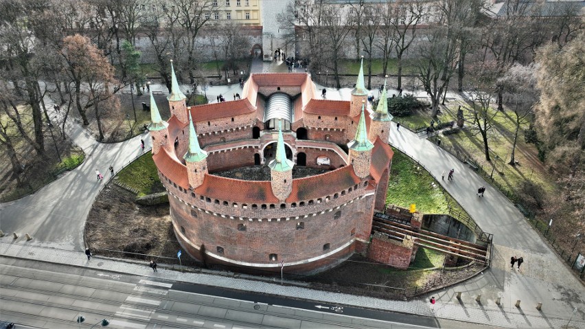 Barbakan był twierdzą nie do zdobycia. Gotycka budowla otwiera szlak do największych zabytków Krakowa ZDJĘCIA