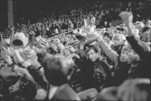 Tak wyglądała publiczność festiwalu w amfiteatrze Kadzielnia w Kielcach w 1979 roku.