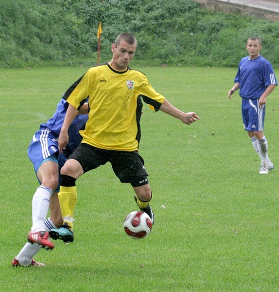 Marcin Kacprzak (z piłką) strzelił gola dla Polonii Iłża w meczu z Pogonią Grodzisk Mazowiecki.