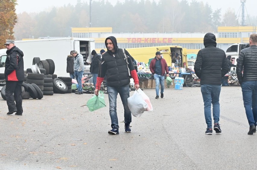 Tłumy na giełdzie w Miedzianej Górze w niedzielę, 24 października. Mnóstwo zniczy i wiązanek na groby. Zobacz co się działo [ZDJĘCIA]