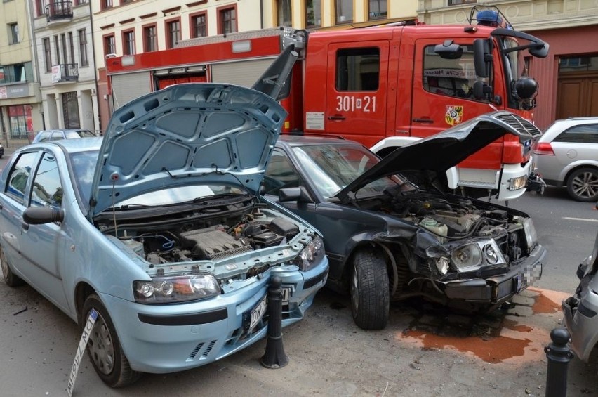 Wrocław: Wypadek na ul. św. Mikołaja. Zderzyły się trzy auta [FOTO]