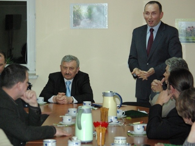 Członek Zarządu Województwa Świętokrzyskiego Marcin Perz zapewniał na spotkaniu, że samorząd wojewódzki o Bałtowie nie zapomniał i droga zostanie wyremontowana