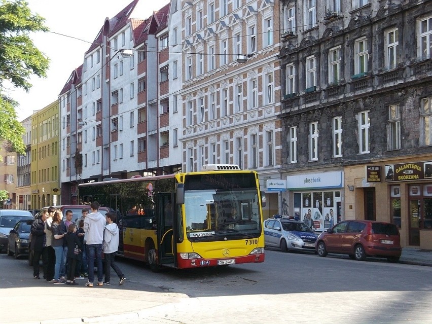 Wrocław: Pękają ściany gminnej kamienicy na Nadodrzu. Ewakuowano kilkunastu mieszkańców (ZDJĘCIA)