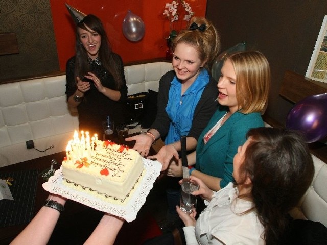 Dominika Bałazińska &#8211; w środku - podczas urodzin w kieleckim "Skarbcu&#8221;