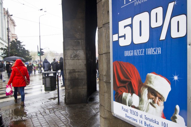 Sklepy kuszą wyprzedażami. Nawet prosto z ulicy. Efekt jest. Nie tylko w niedzielę handlową tłumy kierują się do sklepów. Hasło „Minus 50 procent” albo i więcej przyciąga, jak magnes.