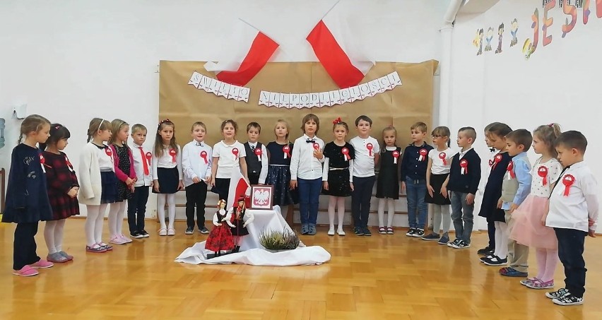 Przedszkolaki wzięły udział w akcji "Szkoła do hymnu" pod...