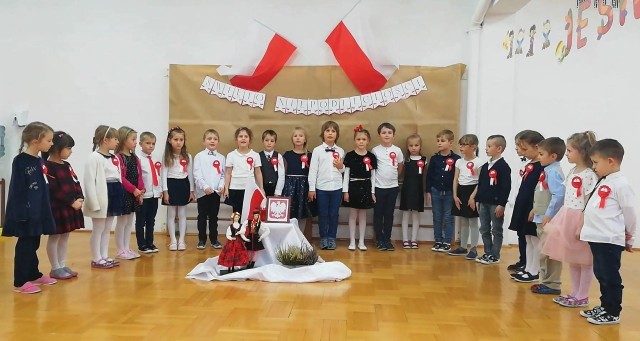 Przedszkolaki wzięły udział w akcji "Szkoła do hymnu" pod patronatem Ministerstwa Edukacji Narodowej śpiewając o godzinie 11.11 "Mazurek Dąbrowskiego" i upamiętniając tym samym kolejną rocznicę odzyskania przez Polskę niepodległości