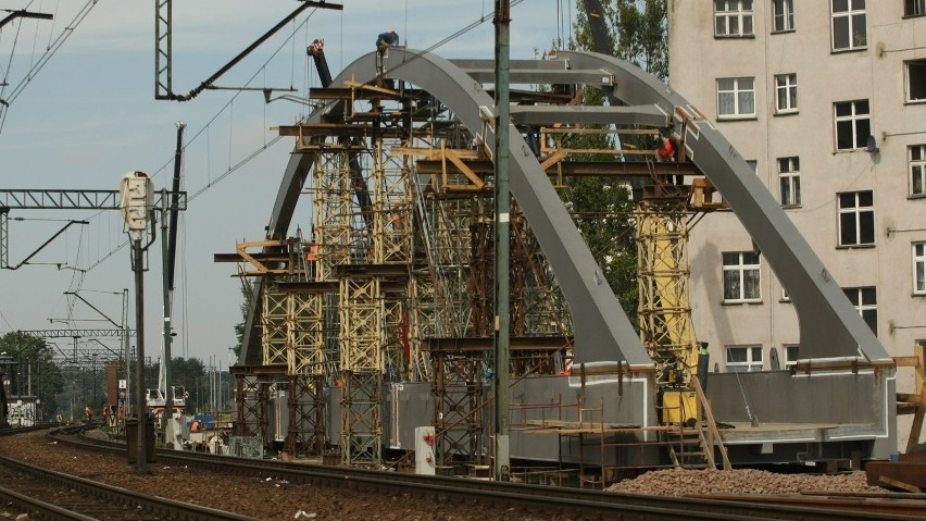 Nowe przęsło wiaduktu nad Grabiszyńską waży kilkaset ton. Zamkną ulicę na czas montowania (ZDJĘCIA)