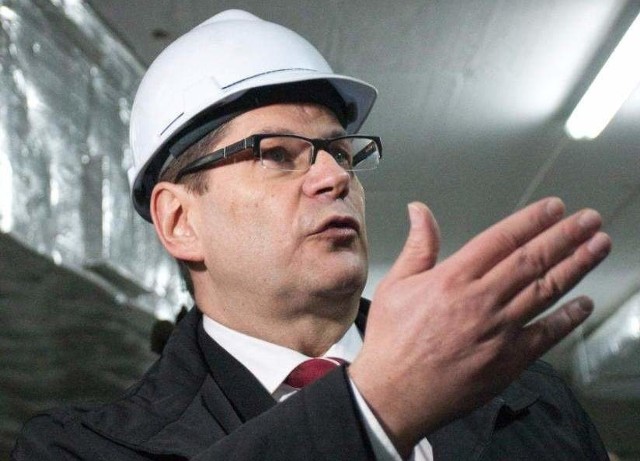 Wiceprezydent Andrzej Kaczmarczyk w styczniu pokazywał akwapark. Radnych nie przekonał do dołożenia pieniędzy.