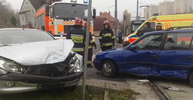 Kolizja dwóch osobówek na rondzie Solidarności w Gorzowie