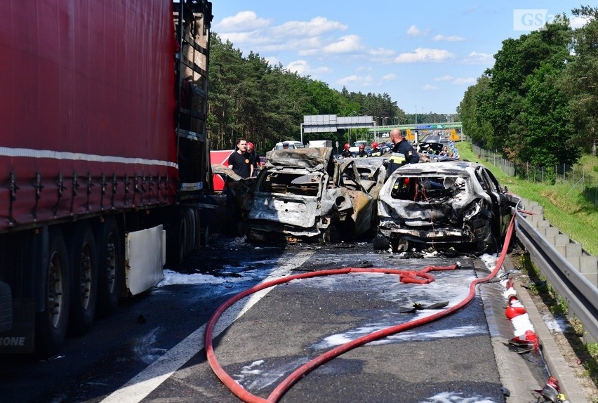 Śmiertelny wypadek pod Szczecinem w okolicy węzła Kijewo na S3. Pożar kilku aut, są ofiary śmiertelne [ZDJĘCIA]
