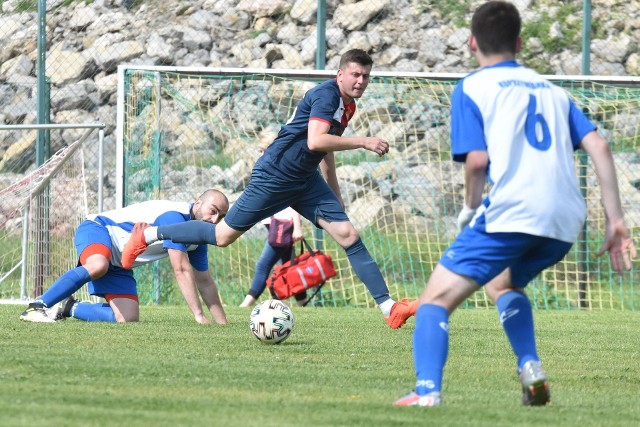 W meczu grupy 3 klasy A prowadzący w tabeli Góral Górno zremisował z Koprzywianką Koprzywnica 3:3 (2:1). Bramki: Adrian Krawczyk 12, samobójcza 25, Robert Radek 68 - Wojciech Gawroński 7, Maciej Żołąbek 50, Jan Ozdoba 85.Mamy dla Was galerię zdjęć z tego spotkania.Szczegóły na kolejnych slajdach.(dor)