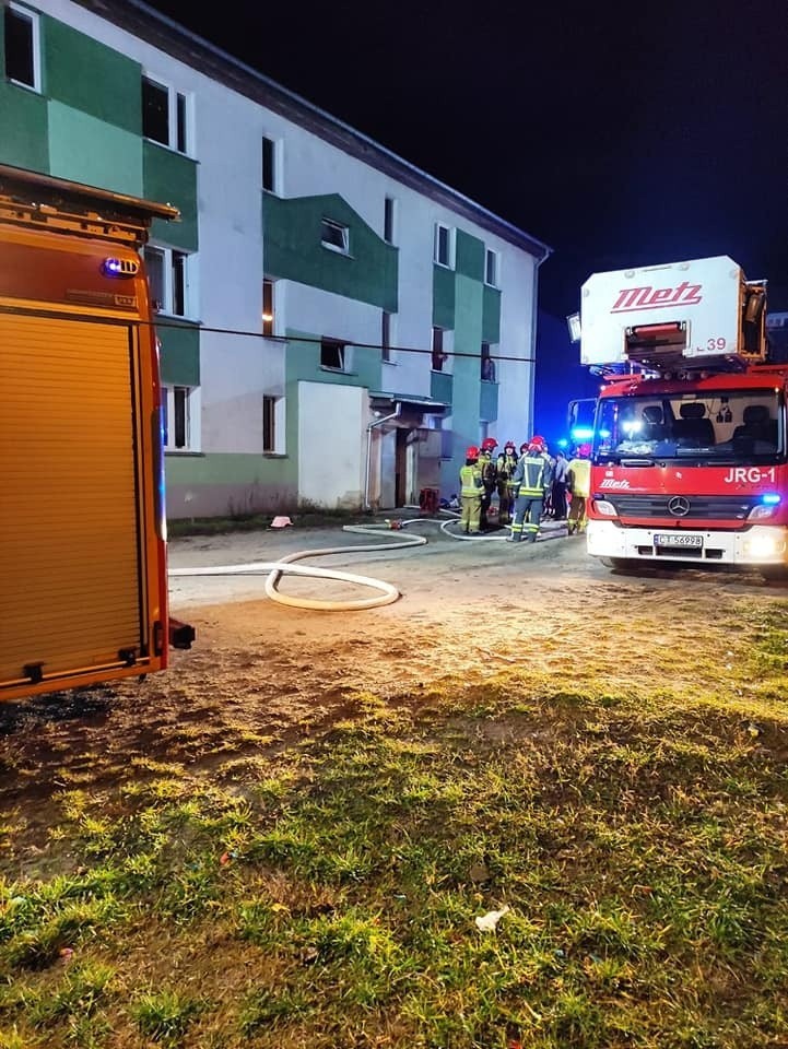 Nocny pożar na klatce schodowej w bloku przy ul. Rolniczej w Toruniu. Troje dzieci przebadał lekarz