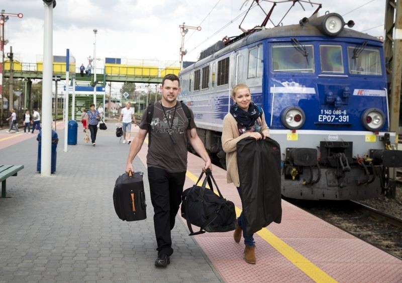 - Podróż pociągiem jest wygodniejsza. Jeśli już mamy jechać...