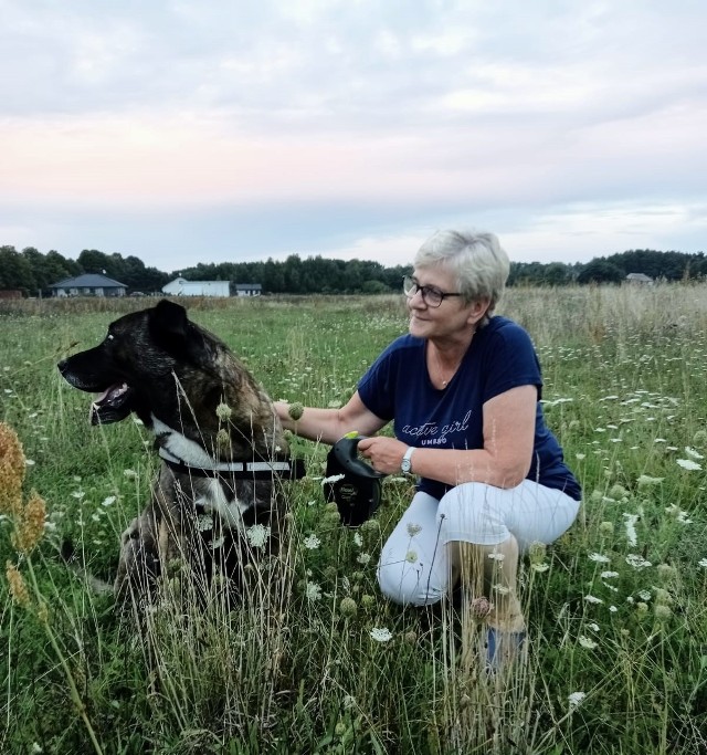 Pani Halina z psem siostrzenicy - Psikusem, na jednej z rojewickich łąk w gminie Rojewo.
