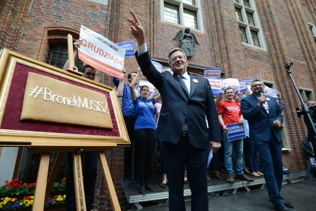 Bronisław Komorowski na dziedzińcu ratusza w Toruniu.