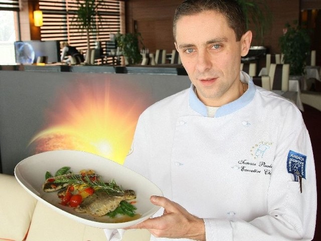 Tomasz Pawlusek, nowy szef kuchni w hotelu Odyssey w podkieleckiej Dąbrowie przygotowuje nowe menu, w którym będzie między innymi filet z okonia z sosem z białego wina.