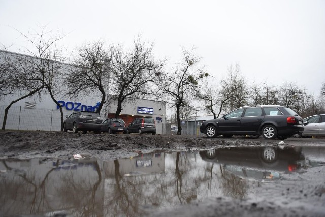 - Dojście na lodowisko na Chwiałce jest dramatyczne - alarmują czytelnicy „Głosu”, którzy muszą brodzić w błocie